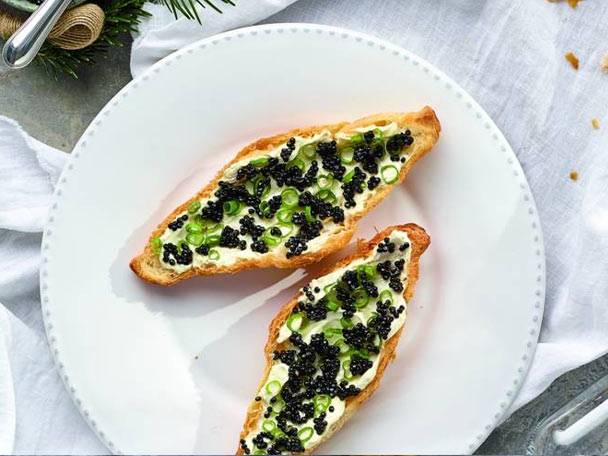 Croissant cu cremă de branză si caviar