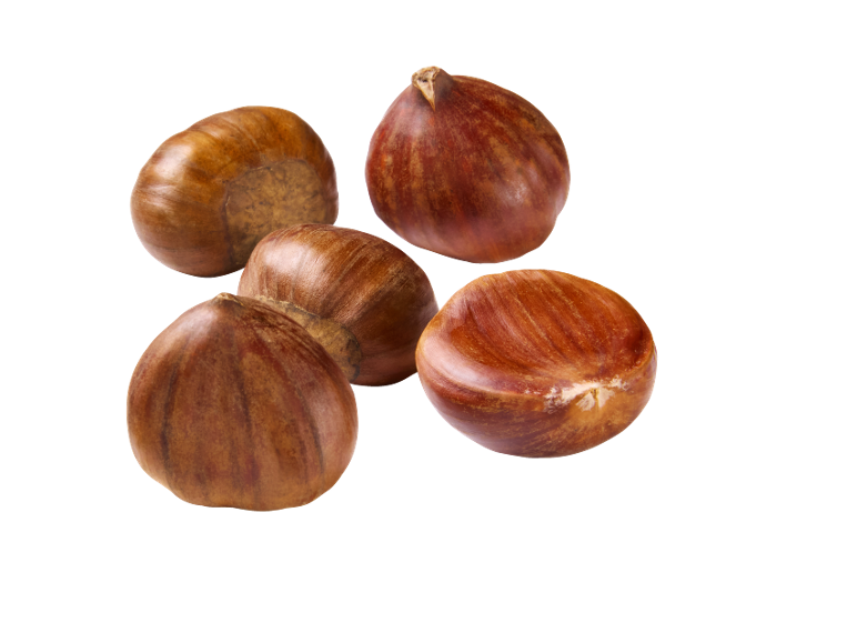 Castane proaspete pe fundal negru