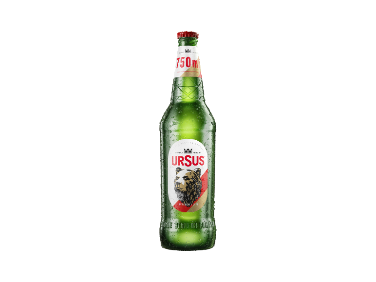Sticlă verde de bere de 750 ml cu etichetă cu urs, acoperită cu picături de apă.