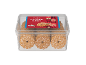 Inele de cocos într-un recipient transparent din plastic cu o etichetă roșie cu tematică de Crăciun.