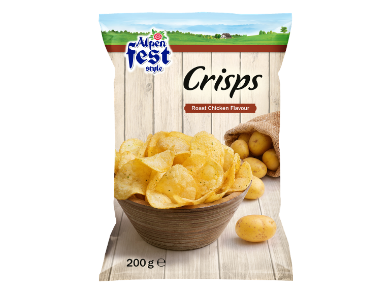Chipsuri cu aromă de pui la rotisor într-un bol, cu cartofi cruzi alături.