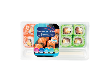 Set de sushi cu somon și legume, cu bețișoare, sos de soia, wasabi și ghimbir.