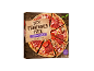 Ambalaj de pizza congelată cu inscripția „Stonebaked Pizza Speciale” și o pizza vizibilă tăiată în bucăți.