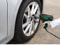 Cheie de impact electrică folosită pentru a schimba o anvelopă de mașină.