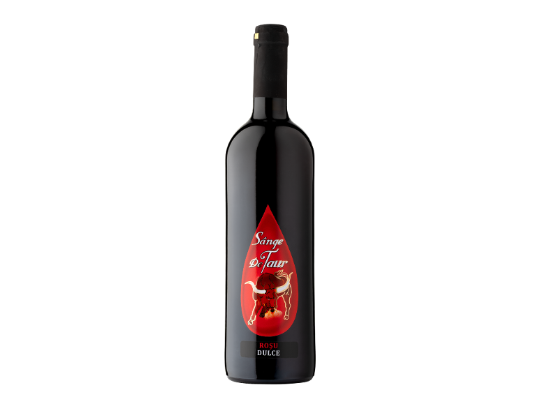 Sticlă de vin roșu cu o etichetă roșie, în formă de lacrimă, cu un taur și textul „Sânge De Taur Roșu Dulce”.