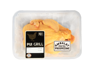 Pui întreg ambalat cu etichetele „PUI GRILL” și „AMBALAT PENTRU PROSPEȚIME”.