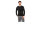 Bărbat purtând un tricou negru cu mânecă lungă și pantaloni de lucru gri.