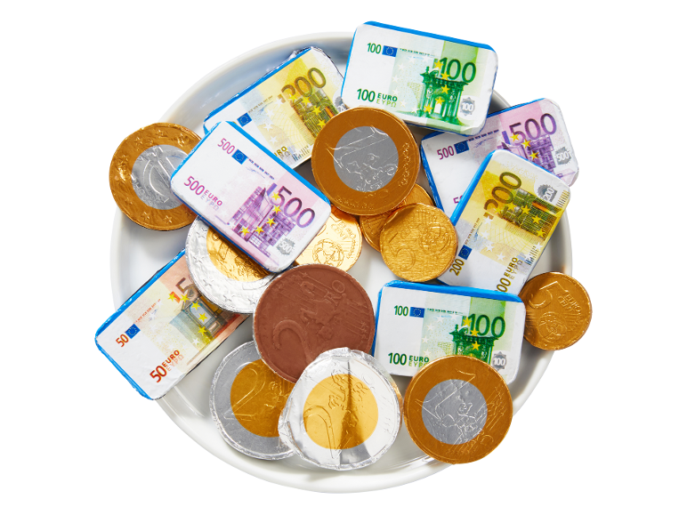 Ciocolate în formă de bancnote și monede euro pe o farfurie albă.