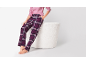 Pijama de damă cu bluză cu mânecă lungă și pantaloni în carouri bordo.