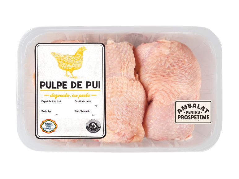 Pulpe de pui crude cu piele în ambalaj transparent, cu eticheta „PULPE DE PUI”.