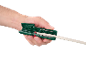 Mână care ține un dezizolator de cabluri verde cu un cablu alb introdus.