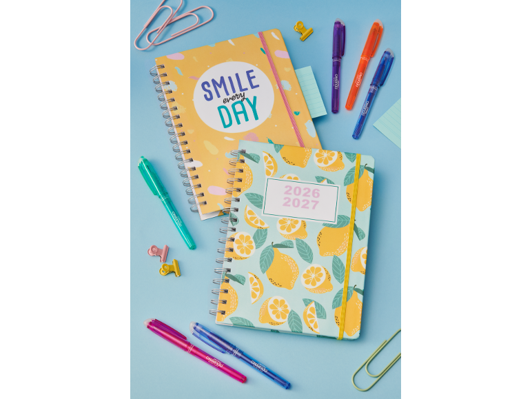 Două agende cu modele de lămâi și textul „SMILE every DAY”, cu pixuri colorate.