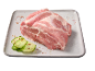 Pulpă de porc crudă cu felii de castravete și condimente pe o farfurie gri.