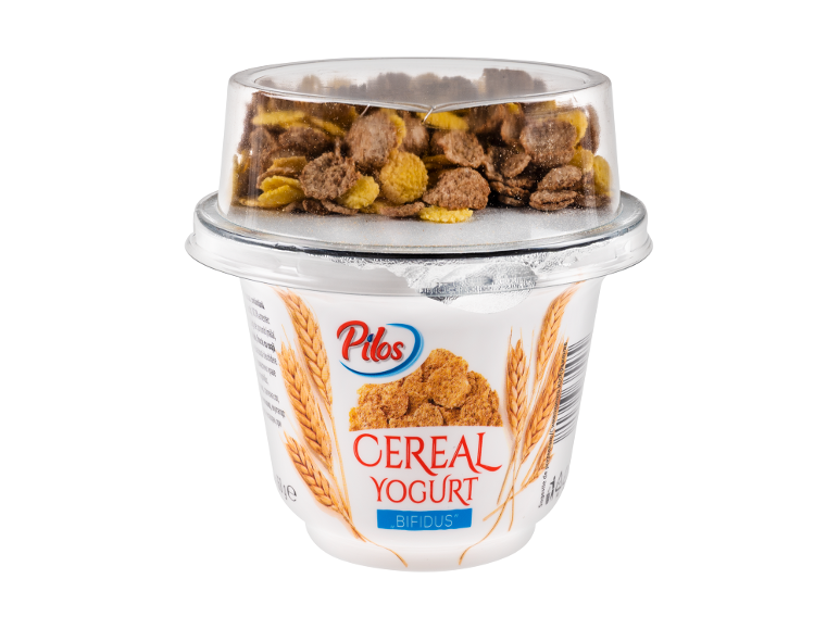 Un pahar de iaurt cu cereale și fulgi de cereale într-un capac transparent.