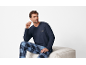 Pijama bărbătească cu tricou cu mânecă lungă bleumarin și pantaloni în carouri albastre.