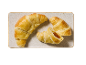Croissante pe o farfurie dreptunghiulară, unul tăiat cu umplutură.