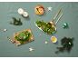 Salată de spanac cu rodie și fistic, decorațiuni de Crăciun pe un fundal verde.