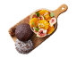 Salată de fructe cu portocale și smochine, turtă dulce și anason stelat pe un tocător de lemn.