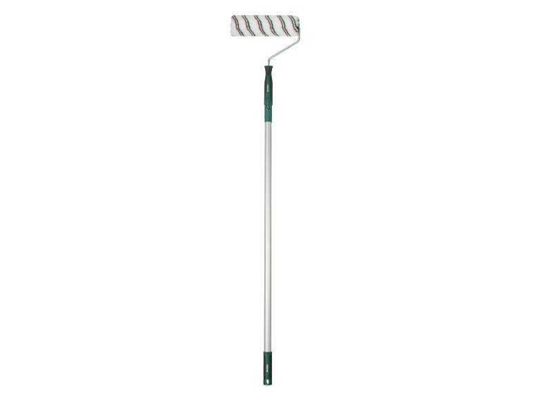 Rolă de vopsit extensibilă cu mâner verde și husă albă cu dungi.
