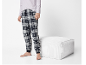 Pantaloni de pijama în carouri cu tricou cu mânecă lungă și puf alb.