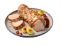 Mușchiuleț de porc fript cu gnocchi și sos brun pe o farfurie.