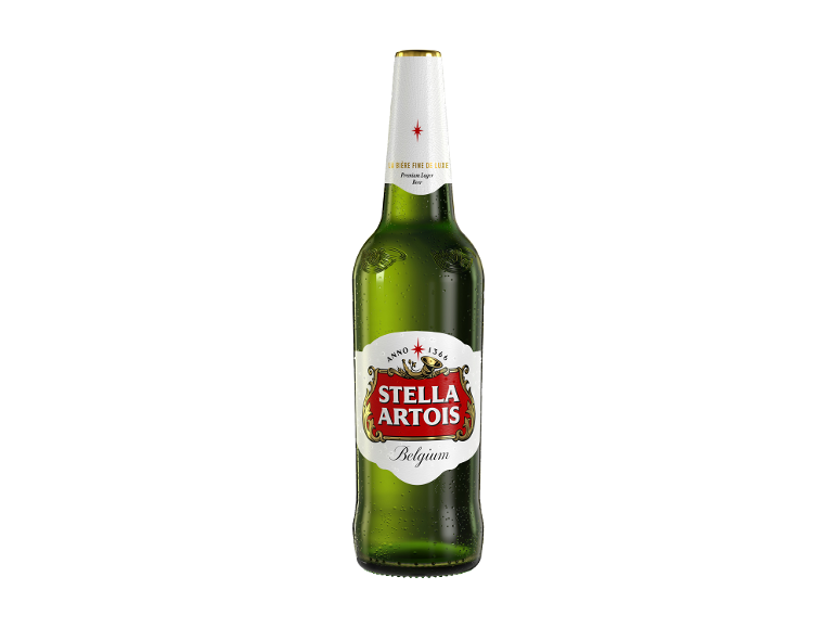 Sticlă verde de bere cu etichetă albă și stea roșie, acoperită cu picături de apă.