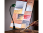 Lampă de lucru LED flexibilă iluminând pânza și paleta unui artist.