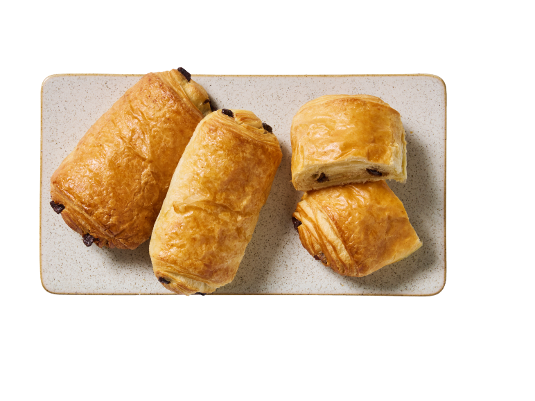 Croissante cu ciocolată aurii pe o farfurie dreptunghiulară, unul tăiat în jumătate.