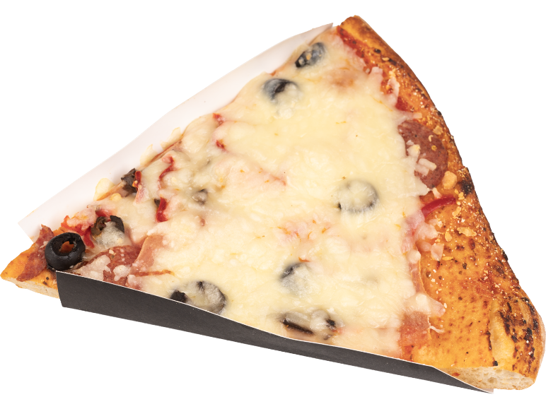 Felie de pizza cu măsline negre și salam, servită într-un suport de carton negru.