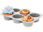 Tavă de silicon pentru brioșe cu un cupcake decorat și două brioșe simple.