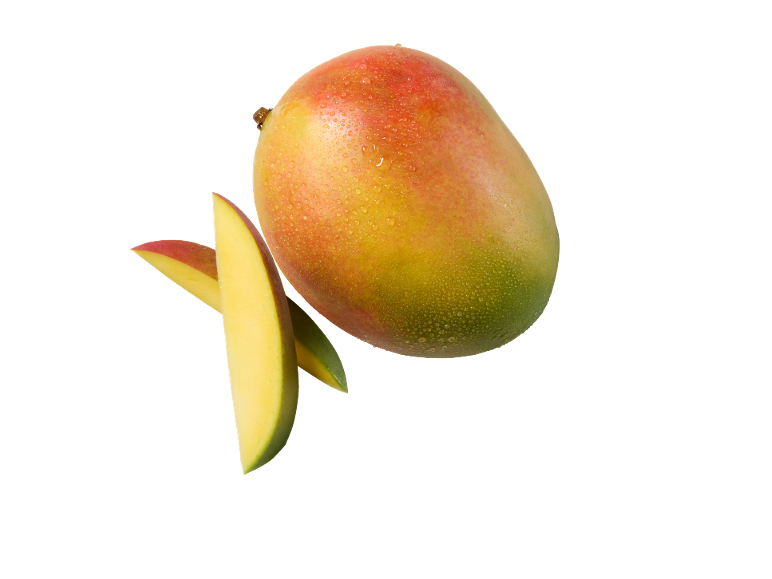 Mango proaspăt cu picături de apă și două felii de mango pe fundal negru.