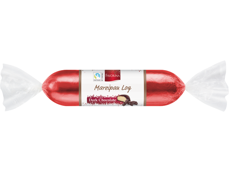Rulou de marțipan ambalat în roșu cu ciocolată neagră, logo Fairtrade cacao și design festiv cu fulgi de nea.