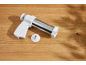 Pistol alb de patiserie din oțel inoxidabil pe o masă de lemn