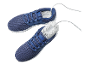 Uscător electric de pantofi alb în doi pantofi sport albaștri.