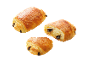 Trei pain au chocolat, unul tăiat pe jumătate, pe fundal negru.