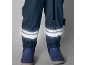 Pantaloni de ploaie albaștri cu benzi reflectorizante și cizme de ploaie albastre.