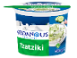 Ambalaj de tzatziki stil grecesc cu castraveți și usturoi, cu fundal de peisaj grecesc.
