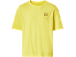 Tricou galben cu mânecă scurtă și un logo mic pe piept.