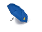 Umbrelă albastră cu un design colorat de puncte și forme.