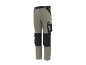 Pantaloni de lucru bej și negri cu buzunare laterale și întărituri la genunchi.