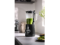Blender negru cu smoothie verde pe blatul de bucătărie.