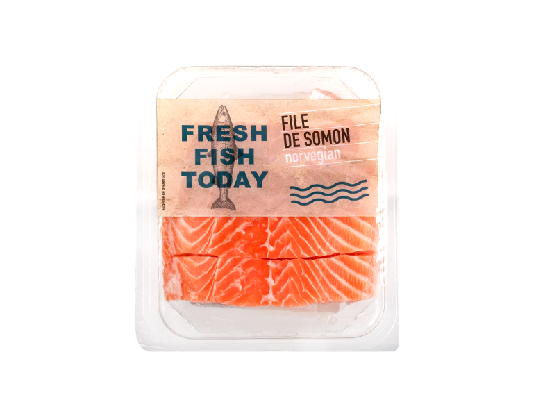 File de somon norvegian ambalat, cu eticheta „FRESH FISH TODAY”.