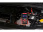Tester de baterie auto cu ecran color conectat la bateria vehiculului.