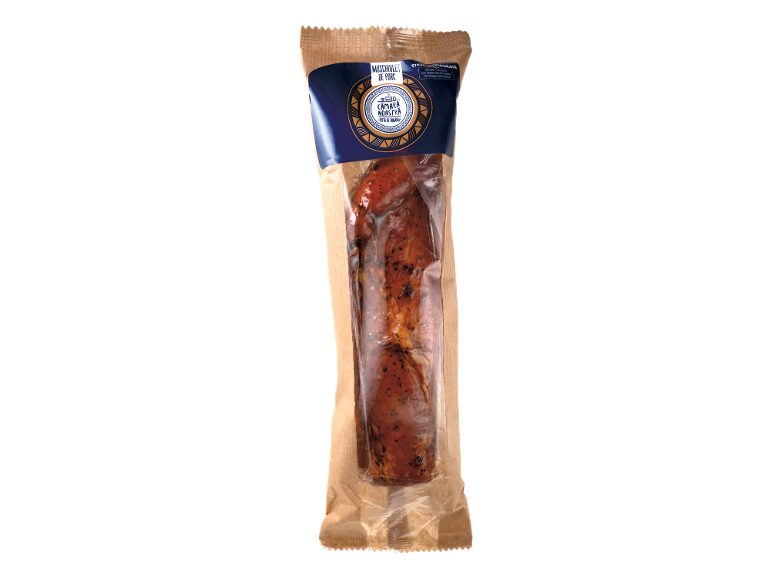 Mușchiuleț de porc marinat în ambalaj de hârtie și folie, cu eticheta „Muschiulet de porc”.