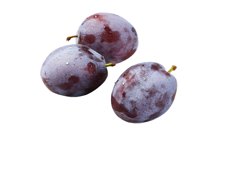 Trei prune cu picături de apă pe fundal negru.
