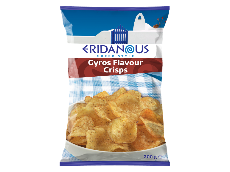 Chipsuri cu aromă de gyros într-un bol, cu un fundal de peisaj grecesc.