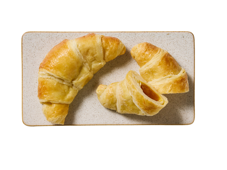 Croissante pe o farfurie dreptunghiulară, unul tăiat cu umplutură.