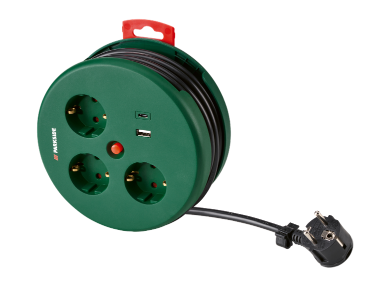 Tambur verde pentru cablu cu trei prize, porturi USB-A și USB-C și un ștecher.