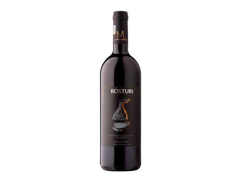Sticlă de vin roșu cu etichetă neagră și text argintiu „ROSTURI”.