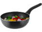 Tigaie cu legume tăiate, cum ar fi ardei, ceapă și broccoli.